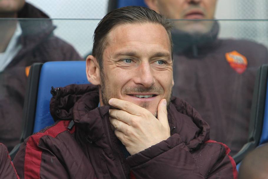 Francesco Totti sorride in panchina. GETTY